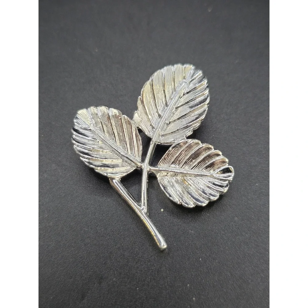 vintage Sarah Coventry silver-tone three-leaf brooch pin